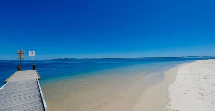 Beachside at Gretel – walk to Shoal Bay Beach, close to shops and clubs, top floor apartment. - Image 1