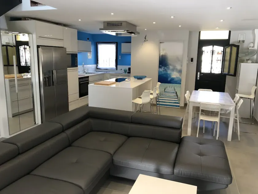 Fuldt airconditioneret hus med 40m2 terrasse 200 m fra stranden. - Image 1