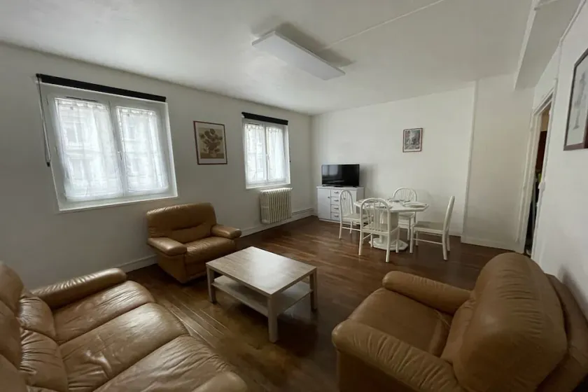 Appartement dans le centre d'Elbeuf - Image 1