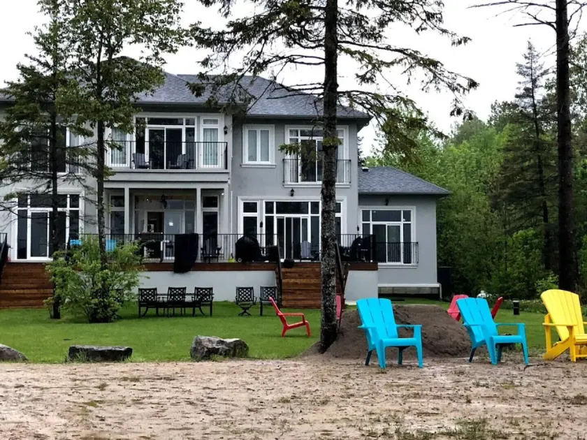 Nueva Lakehouse de 6 habitaciones - Playa privada de arena, a 5 minutos de Bobcaygeon, un montón de juguetes - Image 1