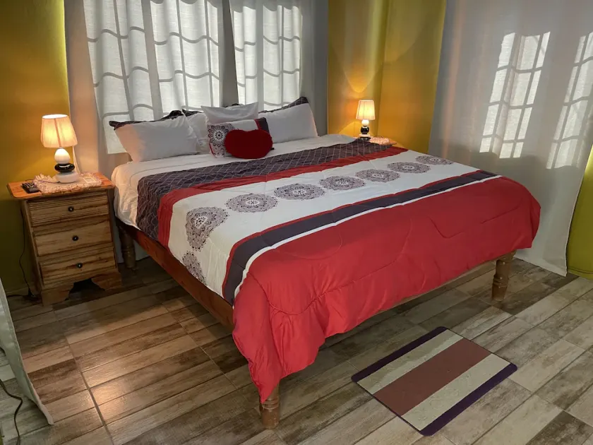1 King bed, cable tv , wifi mini fridge stocked with welcome beer - Image 1