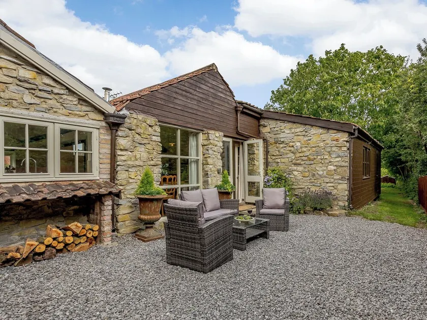 2 bedroom accommodation in Meare, near Glastonbury - Image 1