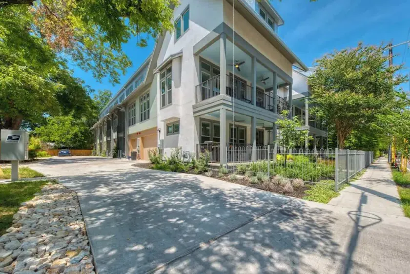 King William / Southtown Luxury Group Rental - Image 1