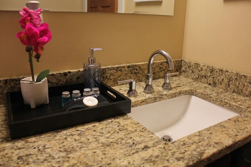 131 Cedar 5 · Luxury Studio with Full Kitchen in Downtown Kalamazoo - Image 1