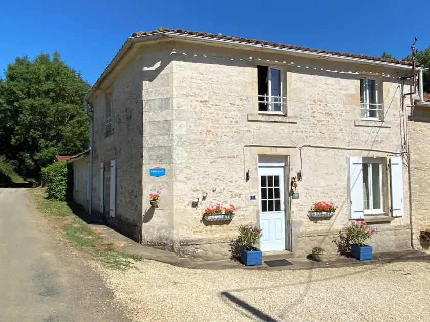 Le Gîte au Coin des Abeilles - Schöne ländliche Stein-Gîte mit drei Schlafzimmern und Pool - Image 1