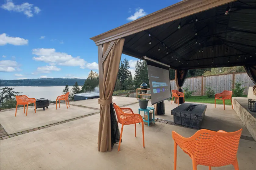 High bank waterfront estate on Whidbey Island - Image 1