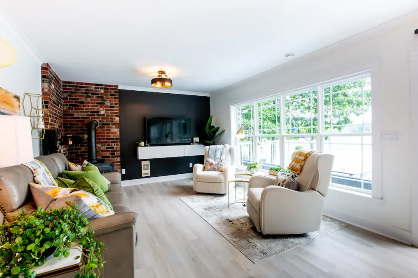 3 Bedroom Lakefront less than 1 hr from Halifax with Hot Tub, WIFI and AC - Image 1