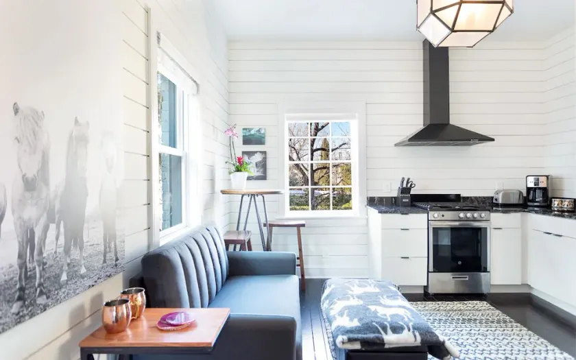 Bleiben Sie mit Lucky Savannah: Modernes Bauernhaus 1 Block vom Forsyth Park! - Image 1