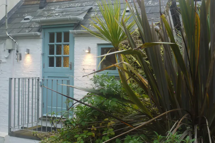 Two Bedroom Loft Apartment Overlooking St Fimbarrus Church & Its Grounds - Image 1