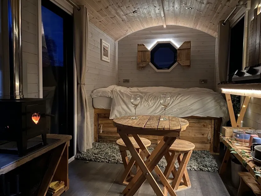 Lakeside Hut with log burner and fire pit - Image 1