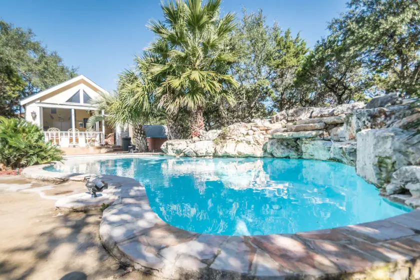 Romantic Getaway Cottage with Hot Tub and Resort Amenities - Image 1