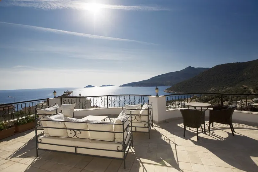 Beautifully-located Large 2 bed, sea view garden apartment with shared lge pools - Image 1