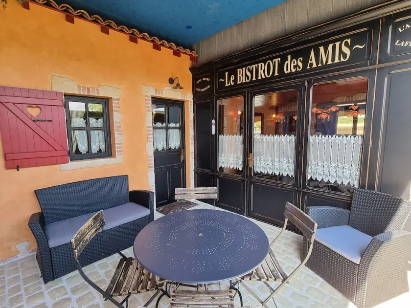 Puy du Fou, Les Epesses, på \"Bistrot des Amis\" i Pouzauges, Vendée - Image 1