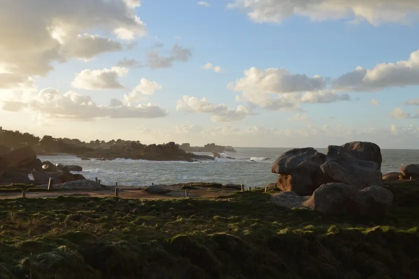 Arty, self-contained accomodation on \"la cote de granit rose\" 800m from the Breton sea - Image 1