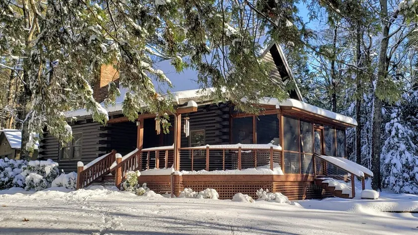 Modern log cabin sited on six acres of land, private and secluded, serene... - Image 1