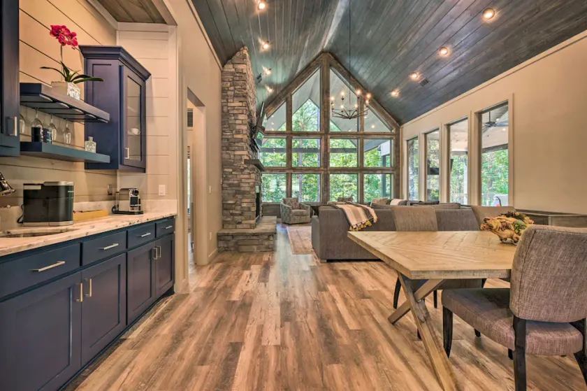 Perfect for Couples,2 King Master bedrooms, Dry Sauna, Hot Tub, 3 covered decks - Image 1