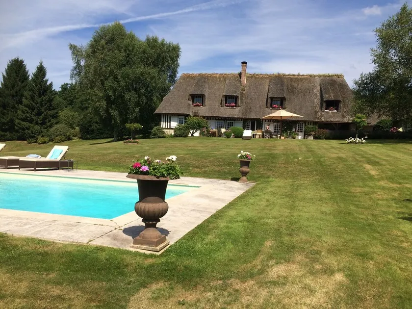 Stort stråtækt sommerhus med pool - Image 1