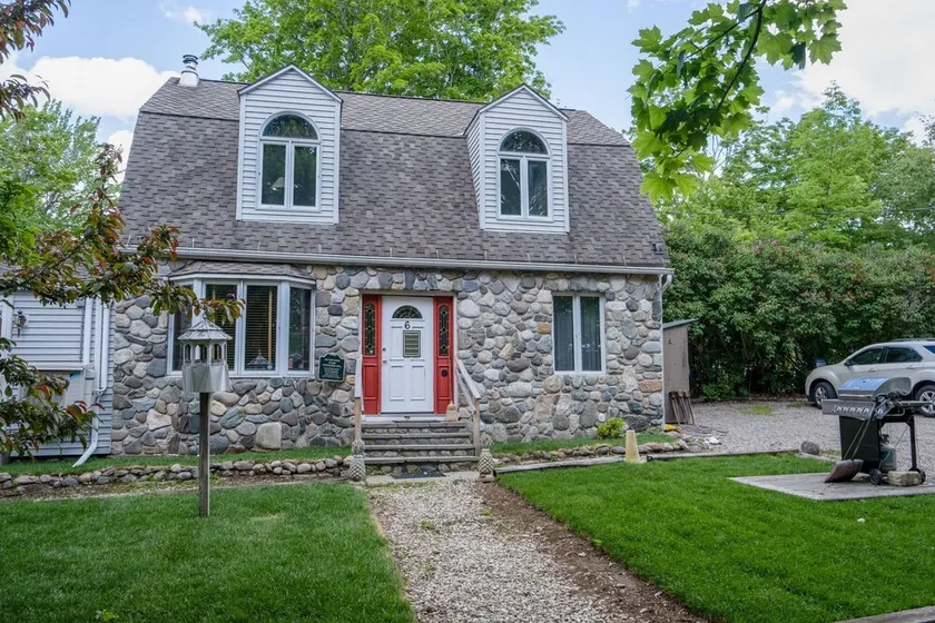 3 Bedroom 2 Bath Carriage House (Pet Friendly) - Image 1