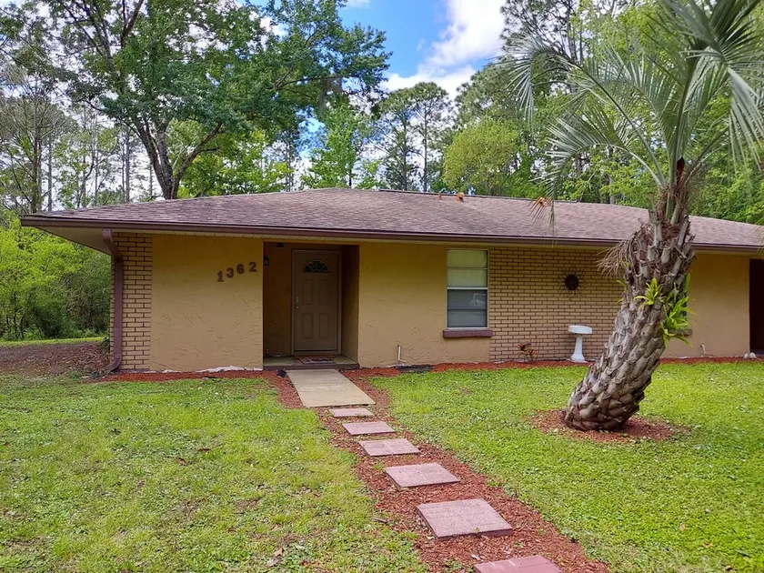 2 Bedroom, 1 Full Bath with fenced in yard. Close to Springs, Boat ramp & Beach. - Image 1
