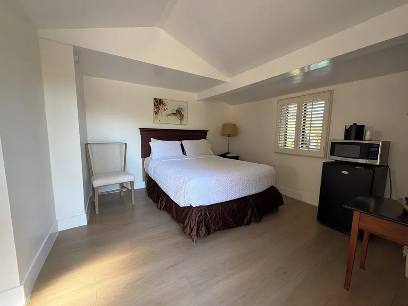 Single Queen Cottage - Image 1