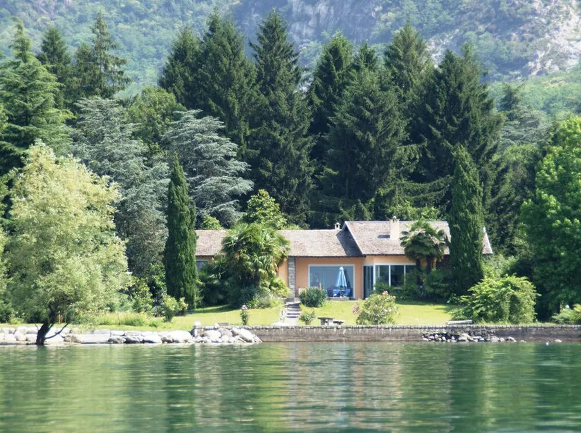 Fantastica villa con ampio parco privato, proprio sul lago con la sua spiaggia privata. - Image 1