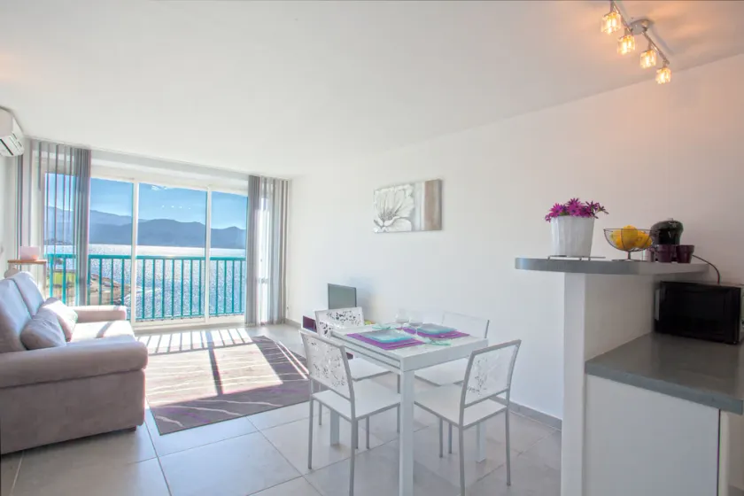 Studio climatisé, vue panoramique sur St-Florent et son golfe, Accès plage. - Image 1