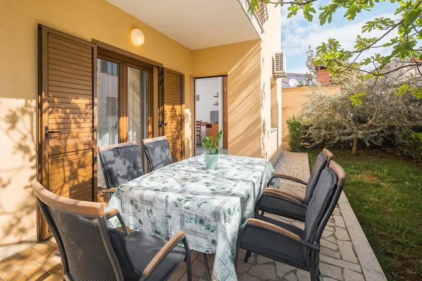 Comfortable two bedroom apartment in a top location in Porec near the beach with a private terrace in the garden - Image 1