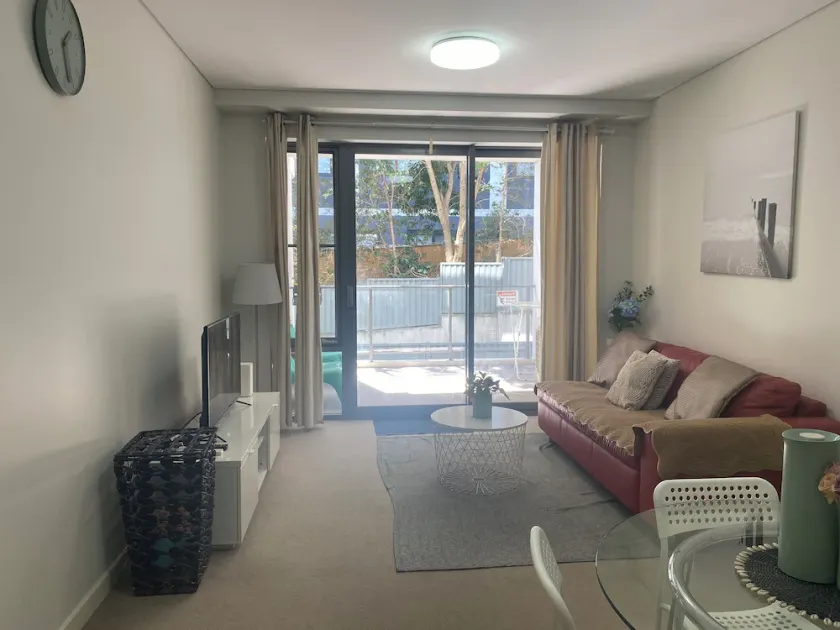 Exquisite 1 Bedroom Plus Study +Parking, Close to CBD - Image 1