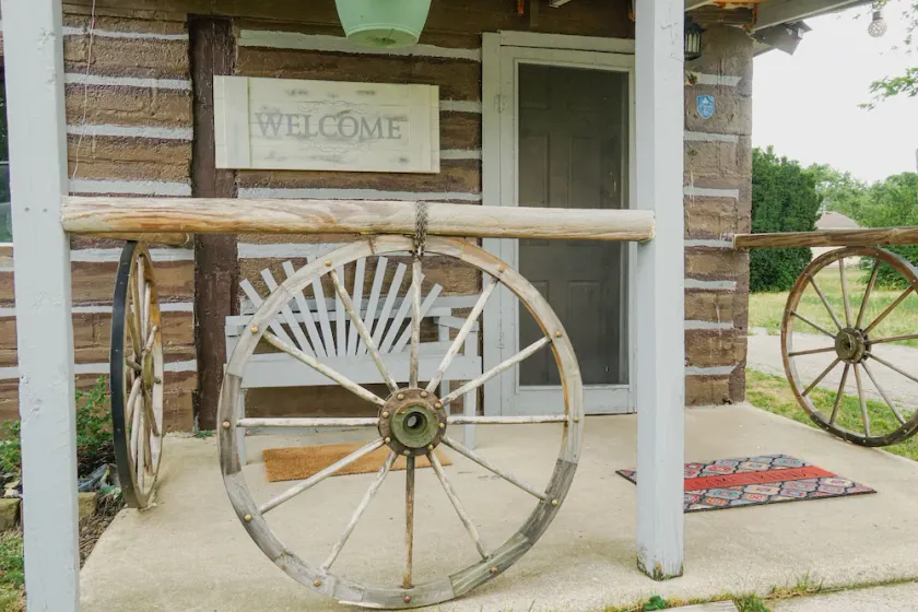Wolf's Cabin Near Historic Downtown Noblesville - Image 1