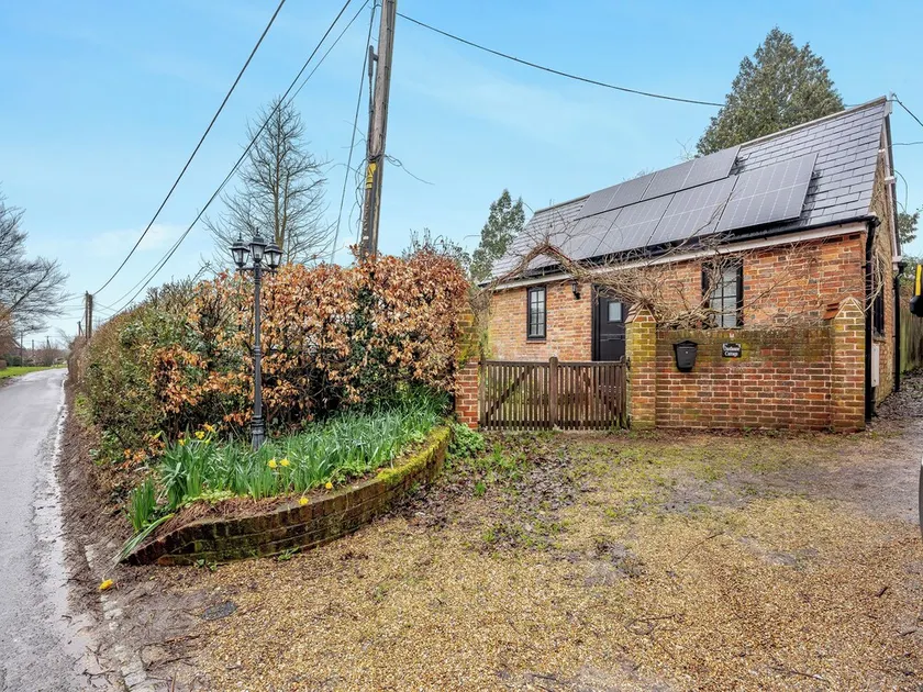 1 bedroom accommodation in Heathfield - Image 1