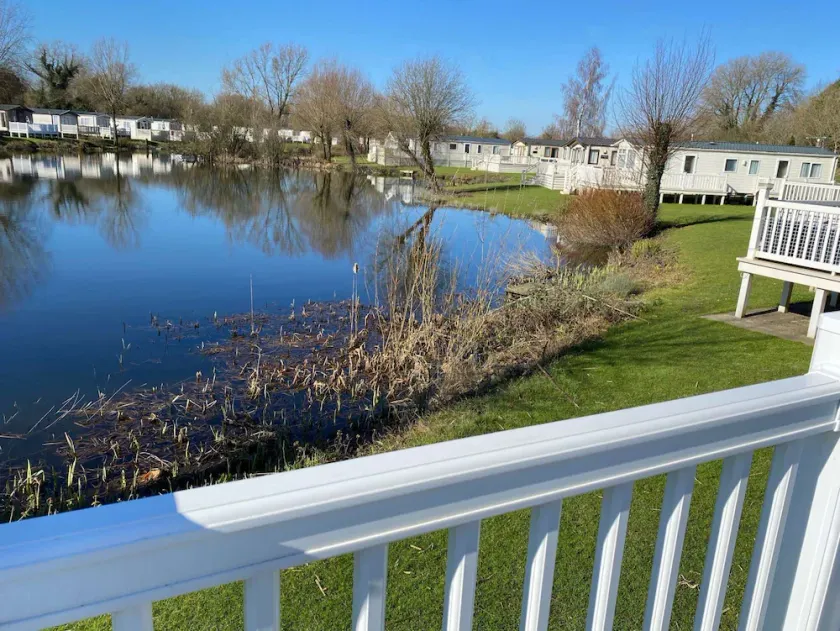 Lake Front 3 Bed Caravan in South Cerney - Image 1