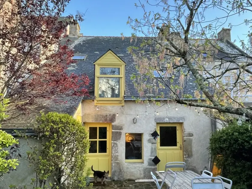Charming House for 8 in Central Arzon with Garden, Near Beaches & Activities - Image 1