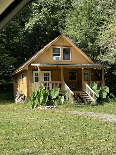 Rustic Retreat: Scenic A-frame Farmhouse - Image 1