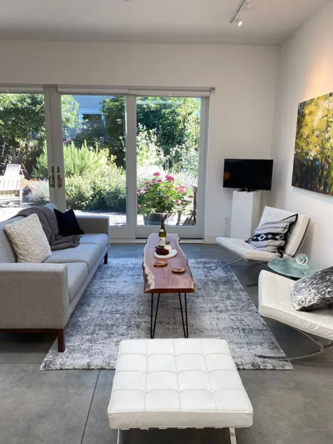 Moderne & Serene Home Deux Artiste - Image 1