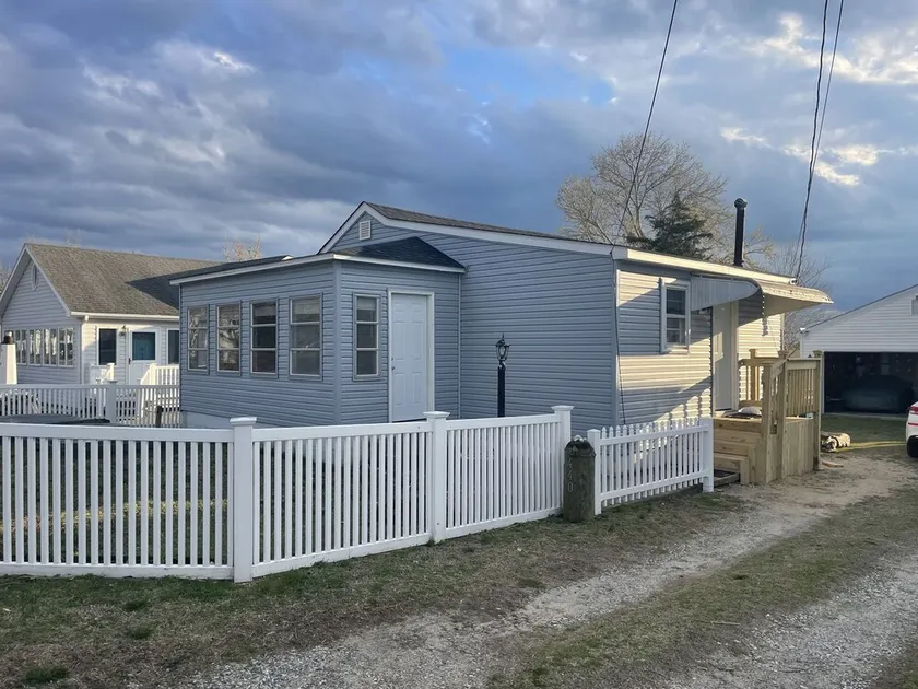 Cozy Little Blue Cottage by the Bay - Image 1