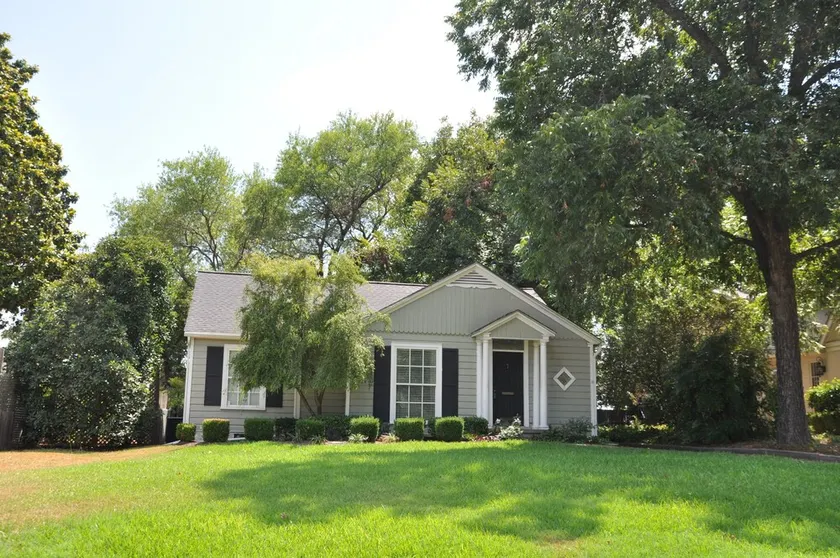 Minutes from Magnolia & Baylor, enjoy the Little Cottage on famous Austin Avenue - Image 1