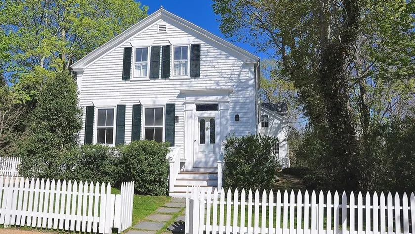 Stunning, Classic Renovated Greek Revival - few mins Walk to Main St & VH Ferry - Image 1
