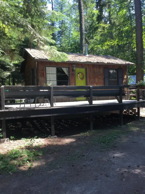 Gemütliche Hütte in der Nähe von Fluss, See und Wanderzugang. - Image 1