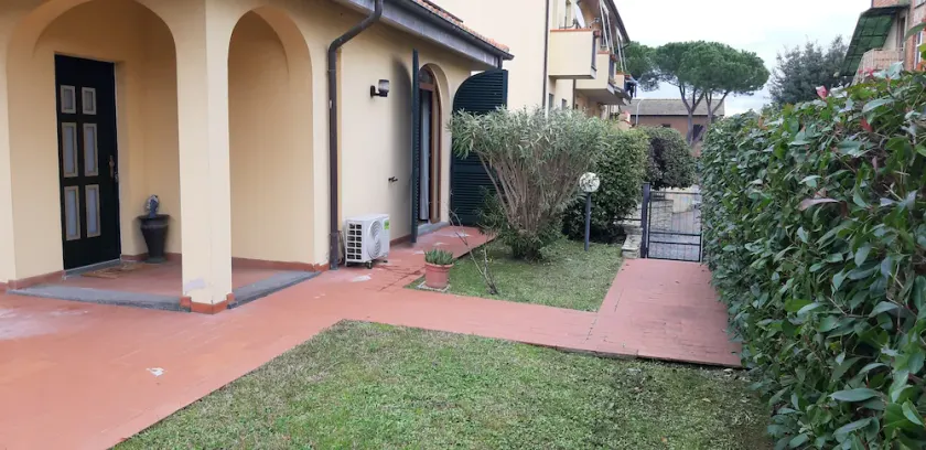 Villa 3 piani indipendente con garage e giardino privato - Image 1