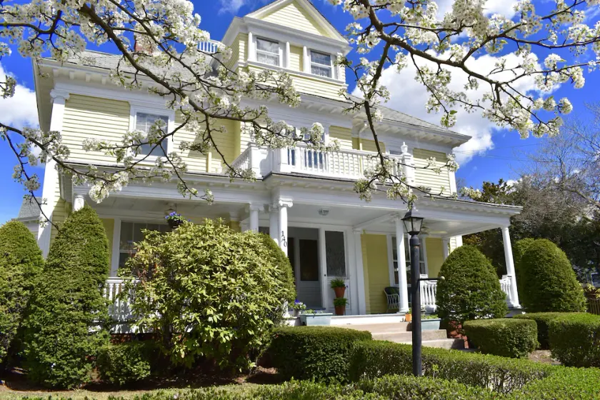 Easy access elegance, minutes from 95, colleges, Gillette and Providence. - Image 1