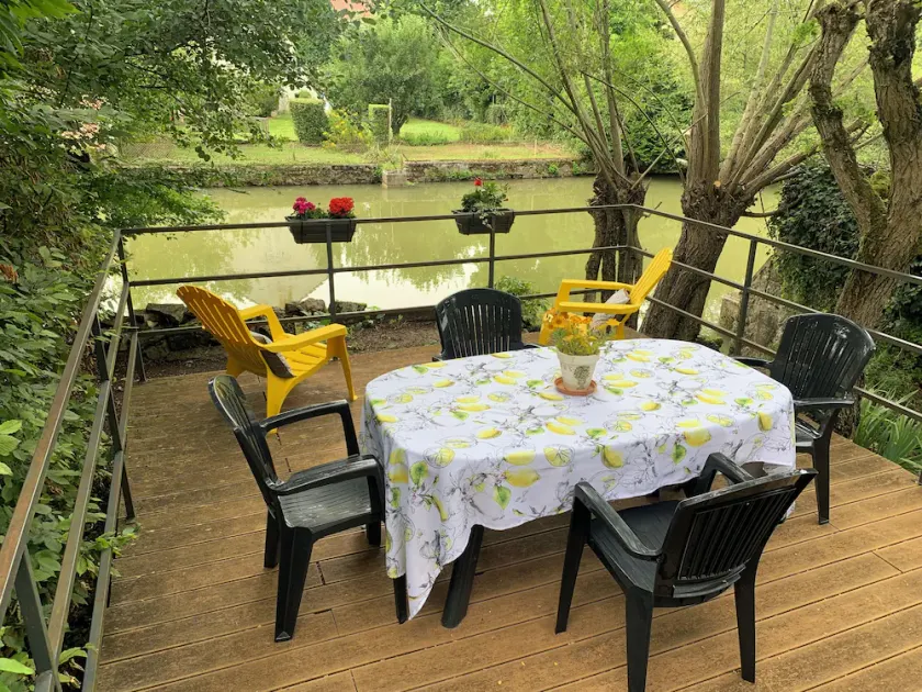 Pretty little house on the river Aron - Image 1