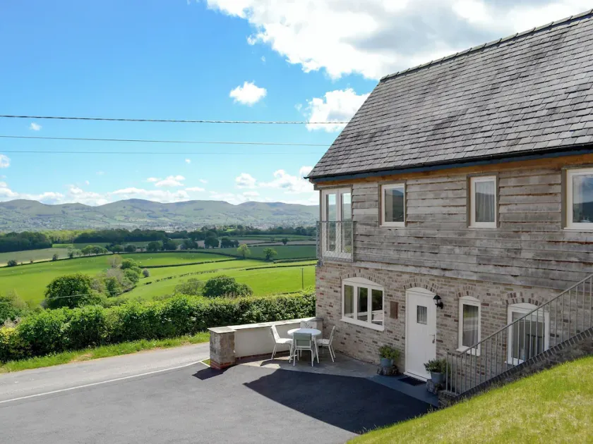 2 bedroom accommodation in Llanrhaeadr, near Denbigh - Image 1