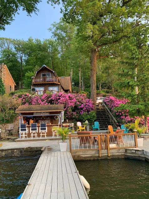 Charming lakehouse on the water, 2 slip dock, full bar on the water - Image 1