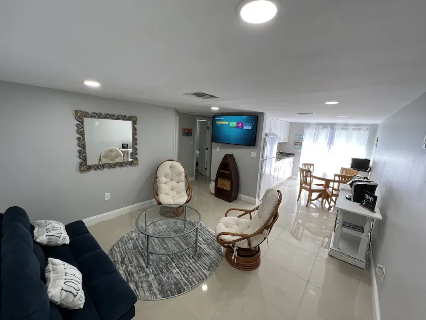 Lovely comfy clean apartment. Close to State parks/ beaches/ restaurants.   - Image 1