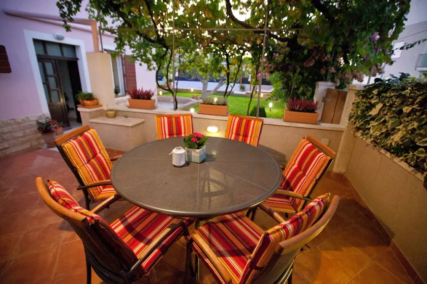 Apartamento para dos personas con una terraza Preko, Ugljan (A-14163-b) - Image 1