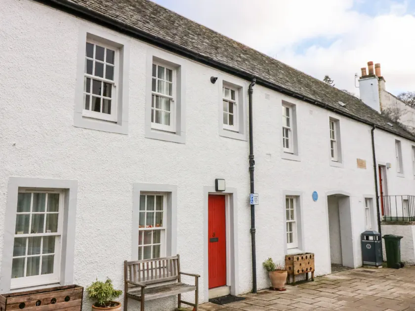 1 THE CROSS, pet friendly, character holiday cottage in Dunkeld - Image 1