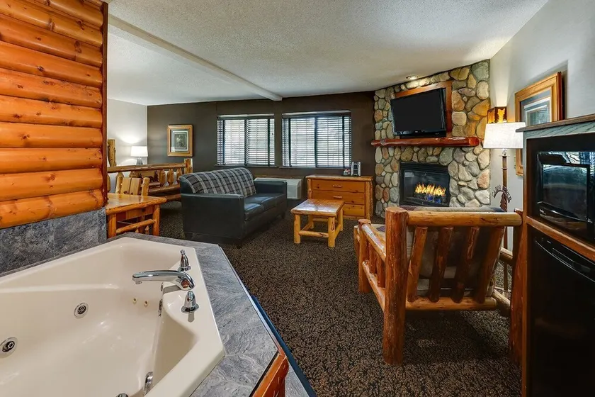 East Peoria Stays: Rustic to Modern, River Views, Pools & Free Breakfast - Image 1