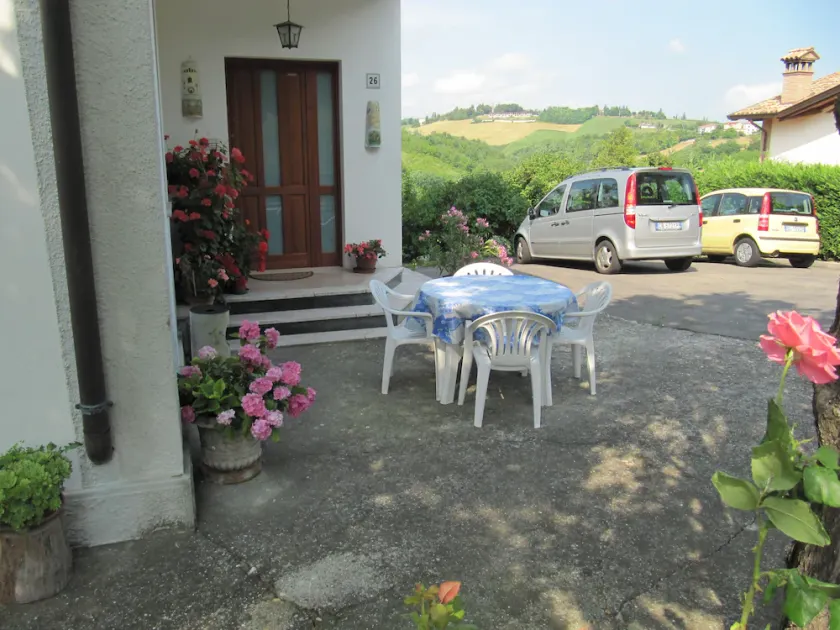 Appartamento con Splendida Vista Sulle Colline, Parcheggio e Giardino - Image 1
