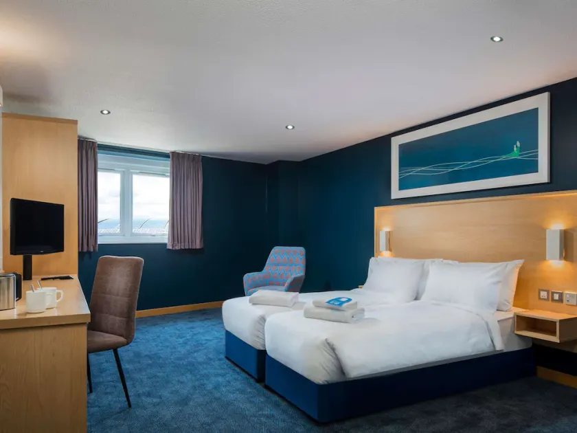 Travelodge London Park Royal Hotel - Image 1
