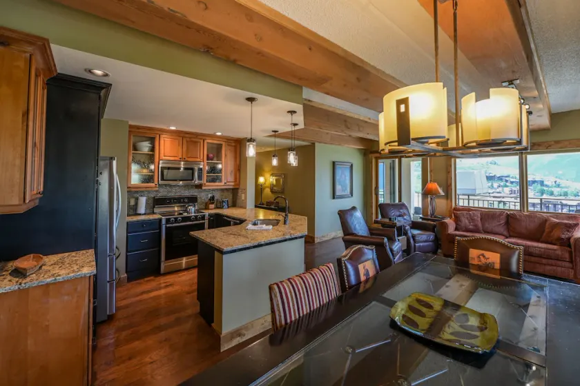 5th Floor 2BD 2BA Condo with Magnificent Views - Image 1